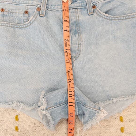 Levi's Waterless Wedgie Shorts Light Wash Size 27 Irregular - Picture 6 of 12
